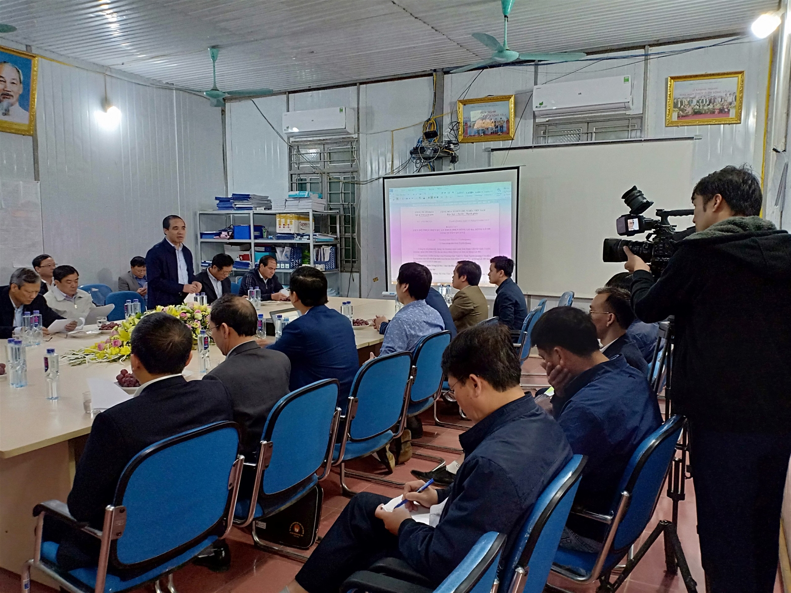 Đồng chí Bí thư Tỉnh ủy Chẩu Văn Lâm trong buổi họp tại công trường Sông Lô 8A